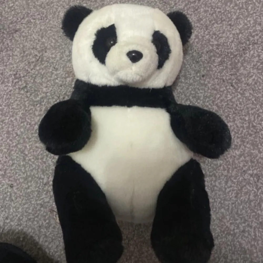 Hej, jag säljer en gosedjur som är en gullig liten panda. Super gullig och skön. Övrigt.