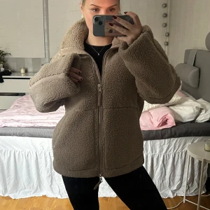 H&M teddyjacka/piléjacka - Använd ett fåtal gånger bara, liten fläck av smink på insidan av kragen som bör gå bort med sminkborttagning. Helt slutsåld!!