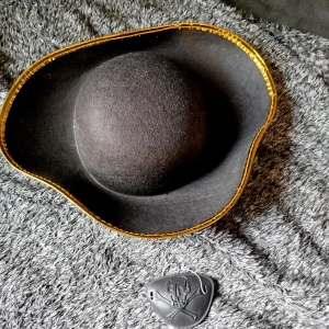 Pirat - Pirathatt och ögonlapp. Aldrig använda. Perfekt till halloweenfesten. 