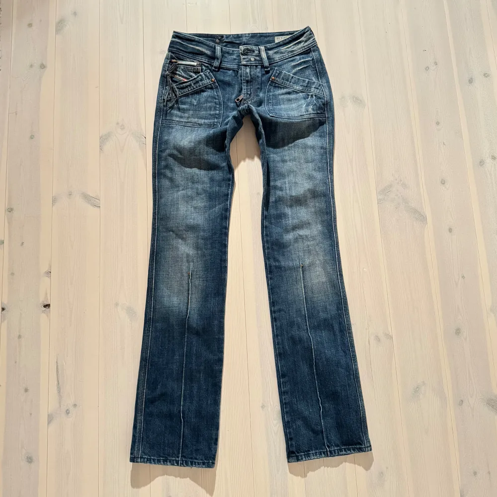 Säljer dessa sjukt snygga jeans som tyvärr är för små för mig. Extremt snygg färg och modell! Midjemått 34 cm rak över midjan men passar dig som har storlek 32/34. Innerbenslängd 82cm  Kolla in min profil för fler unika jeans☺️💕. Jeans & Byxor.