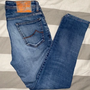 Jacob Cohen jeans - Säljer ett par stört snygga Jacob Cohen jeans i storlek 32. Nästan nyskick då det inte är några synliga defekter på dem!