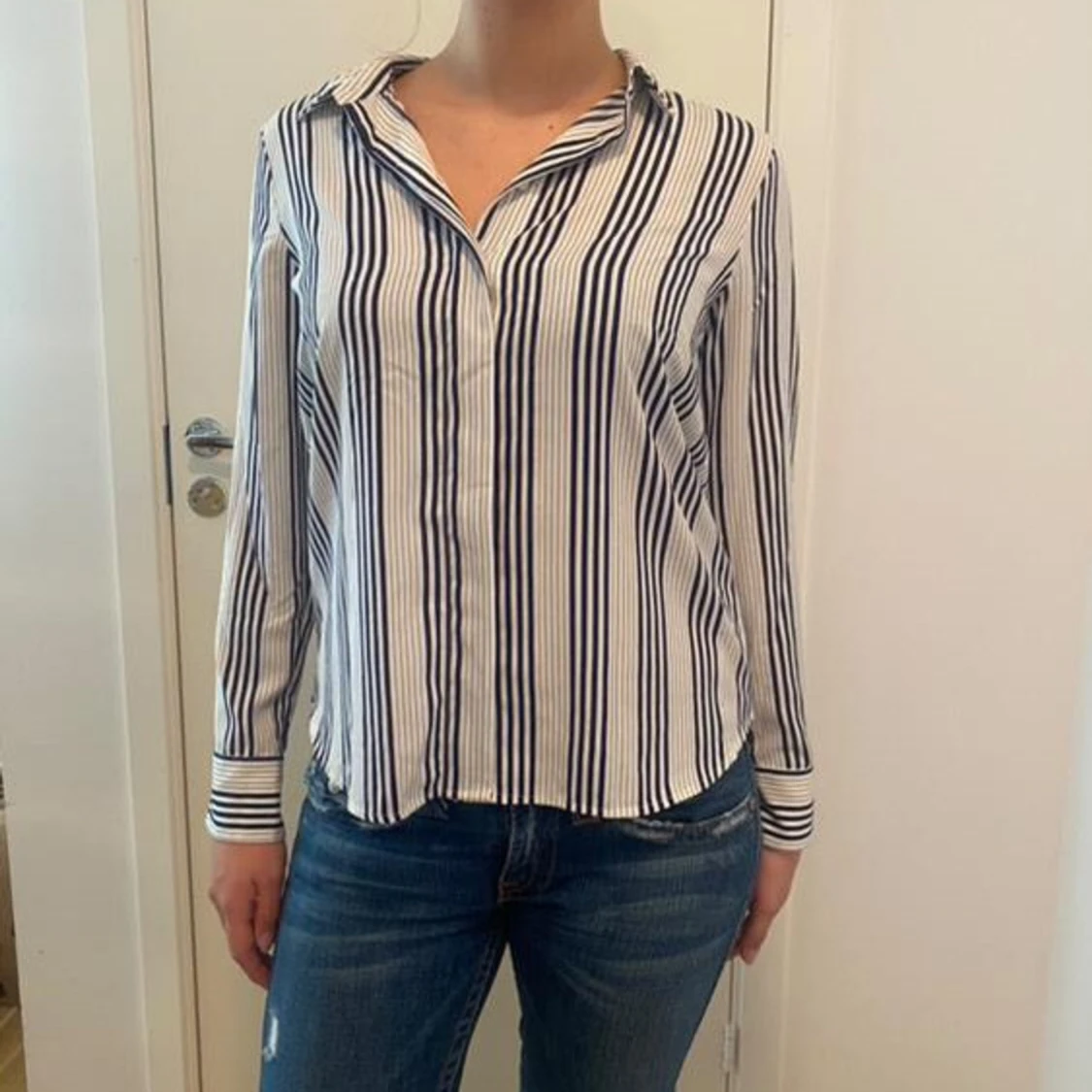 Randig skjorta i blått och vitt