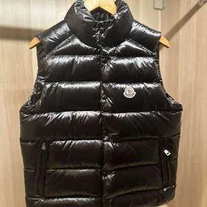 Moncler väst - Moncler väst, toppskick. Jag säljer min stiliga och sköna Moncler väst. Allting ska stämma. Skriv vid intesse eller frågor.