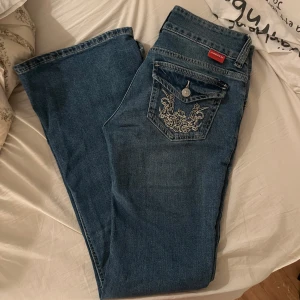 Lågmidjade jeans - Nyskick, lågmidjade jeans i storlek 32💘