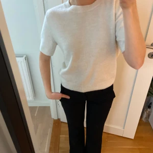 Stickad T-shirt  - Använd ca 2 ggr, så mycket bra skick!  