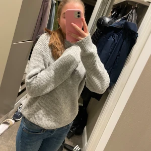 Stickad tröja - Jättefin och mysig stickad grå tröja från h&m, perfekt till hösten🍁🥰