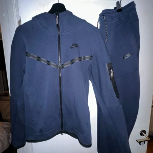Nike Tech - Nike tech sett i väldigt bra skick, Hoodien storlek XS och byxorna storlek S
