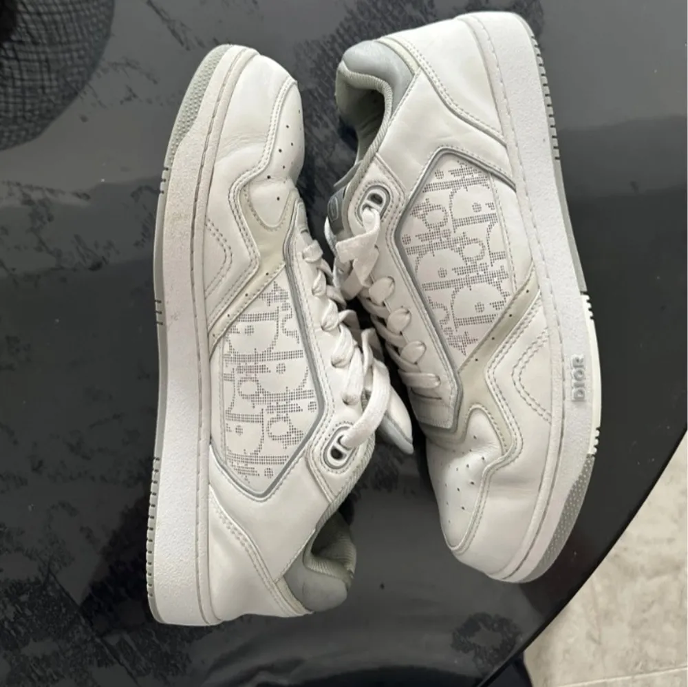 Säljer nu minna Dior B27 Low White Gray i stl 43. Skick 8-10. Dustbag och låda med följer även org kvitto!. Retail 11-12.000kr mitt pris 5.699kr. . Skor.