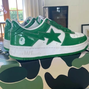 BAPESTA//BAPE//SKOR - Tjena! Säljer nu dessa jättesnygga bape skor för bra pris. De är i den gröna färgen. De har små defekter efter naturlig användning (creases etc.) men utöver det i utmärkt skick! Om du undrar något så är det bara att skriva! 