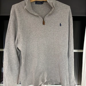 Ralph Lauren halvzip - Storlek M, Använt fåtal gånger därför att den är för stor på mig, skick 10/10. Väldigt Skön och snygg tröja. Pris kan diskuteras:)