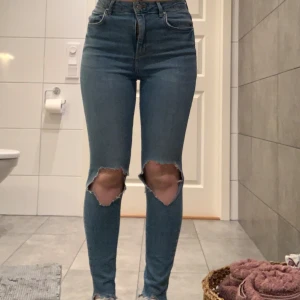 Håliga jeans - Välanvända jeans från Gina Tricot i storlek 38. Vänster bakficka sitter lite löst😅som syns på bilderna ovan. Utöver det skulle jag säga att de är i god skick. 