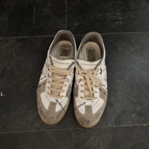 Maison margiela gats - Maison Margiela GATs! Snygg och ovanlig modell som passar till det mesta. Storlek EU 44, men passar även dig som har storlek 42-43. Skorna är i bra skick, en skada har lagats (se bild 4), vilket förklarar priset. Originalförpackning saknas. 