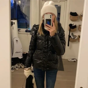 Snygg vinterjacka💗 - Så skön och snygg vinterjacka i bra skick! Storlek M men sitter mer som en S💗 Håller värmen och är så skön!!❤️‍🔥