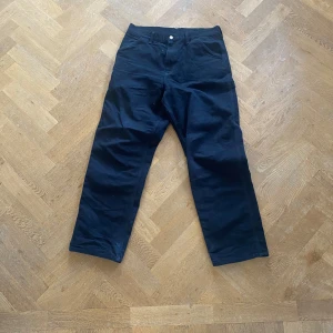 Carhartt byxor workpants - Mkt snygga carhartt byxor i bra skick knappt andvända! Perfekta för dig som vill ha lite större passform!  Vid frågor tveka inte att kontakta  Pris kan diskuteras vid snabb affär