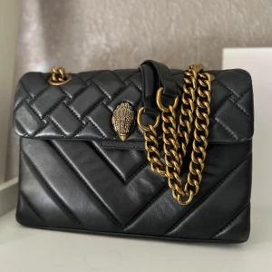 Kurt geiger guld  - Kurt geiger väska i fint skick lite sliten vid kanterna se bild 4-5 