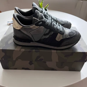 Valentino rockrunner - Riktigt feta rockrunners i storlek 39 men passar 40-41 då rockrunners är stora i storleken. Allt oh följer med ( box, dustbag, äktenhetskort) de är i väldigt fint skick