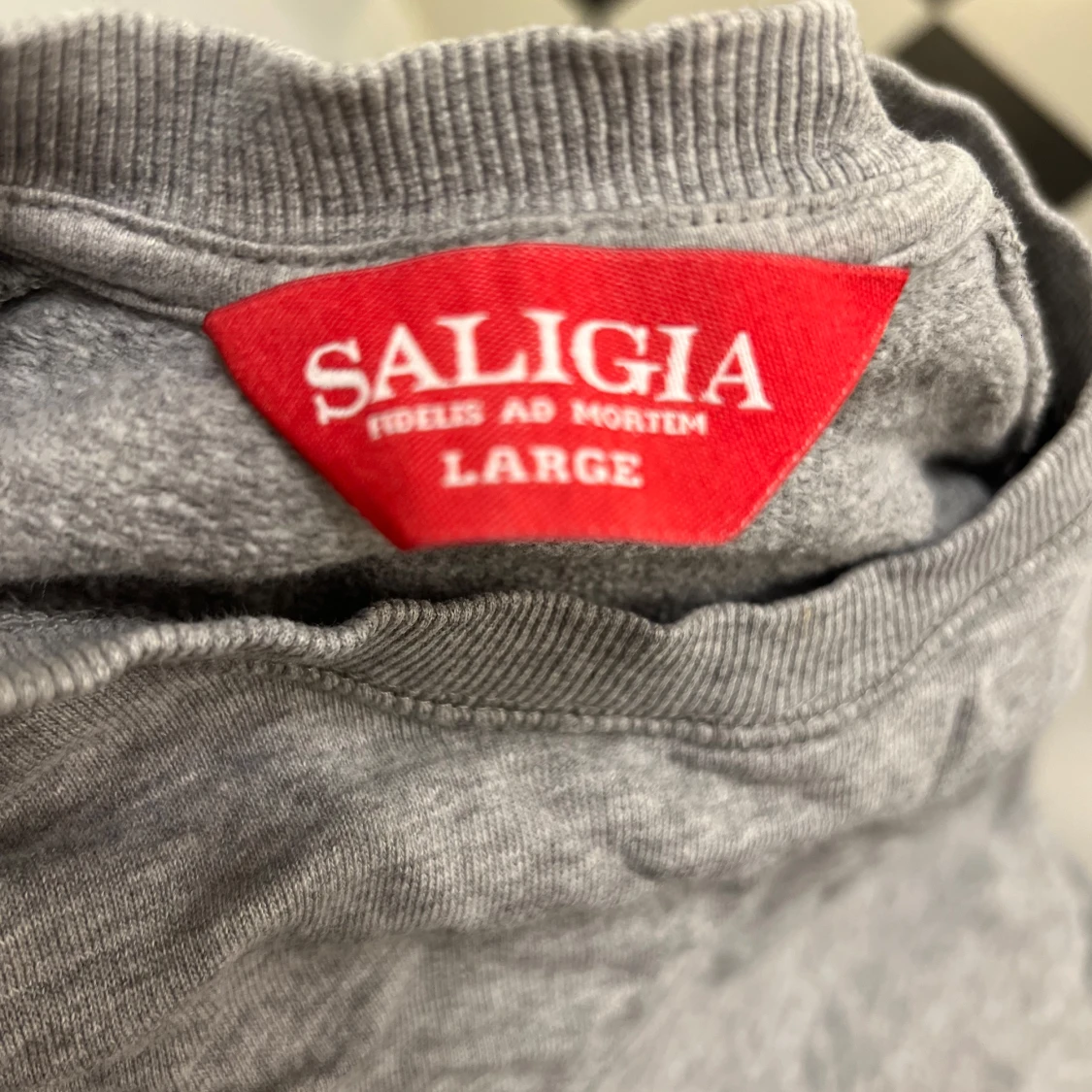 Grå sweatshirt med svart kors - 92