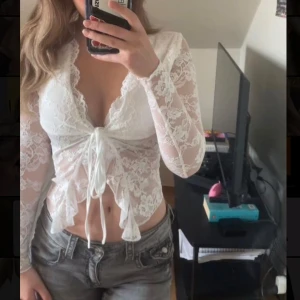 Spets topp - Jättefin oanvänd vit spets topp i storlek S