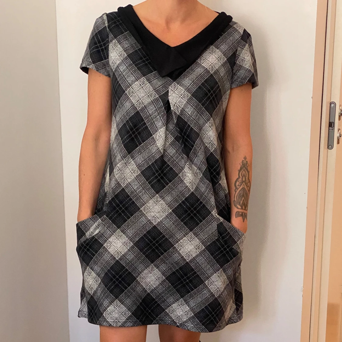 Svart och grå rutig klänning