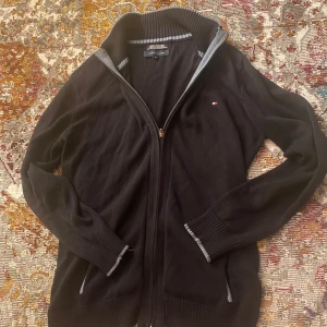 Tommy hilfiger zip  - 8/10 skick inga defekter sitter toppen på! Hör av er vid minsta lilla fundering! 