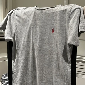 Unik Ralph lauren T-shirt - En unik ralph lauren T-shirt med sjukt bra passform, denna är sjukt snygg med en röd keps,mössa eller skor. Jag fraktar inom 48 timmar efter betalning!