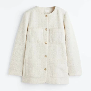 Beige kavaj med knappar tweed jacka  - Säljer en stilren creme färgad tweed kavaj med knappar framtill. Den har en normal passform och är perfekt för vår och sommar. Materialet känns mjukt och bekvämt, vilket gör den idealisk för både vardag och fest. Ett måste i garderoben för en chic look! Oanvänd! Passar xs och s.