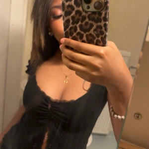 Tröjor  - Säljer båda dess toppar då dem inte kmr till användning längre 