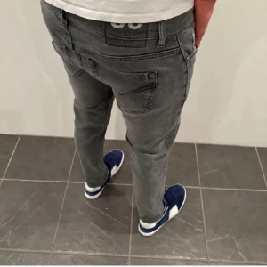 Dondup jeans - Säljer dessa dondup jeans i modellen George, köpta här på plick men var lite för små, nypris 4000kr och jag säljer för 999kr