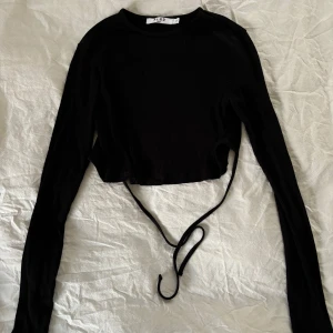 Nakd topp med öppen rygg - Nakd topp med öppen rygg och knytning. I storlek XS. Som ny.