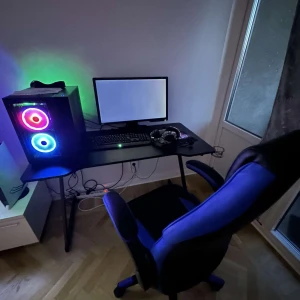 Gamingdator - köpt den begagnad för ungefär 1 år sen och spelat i den några gånger har ej haft tid pga arbete.  den funkar som den ska och ser ut som ny, bara gamingstolen köpte jag för 2249kr i jysk och gamingbordet för 500kr! skärmen i datan e köpta för 6000kr. 