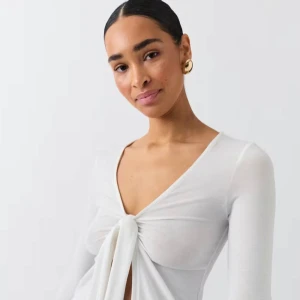 Tröja med knytning  - Tröja med knytning från Gina tricot i storlek S. Tröjan köptes för 300kr och säljs för 180kr.  