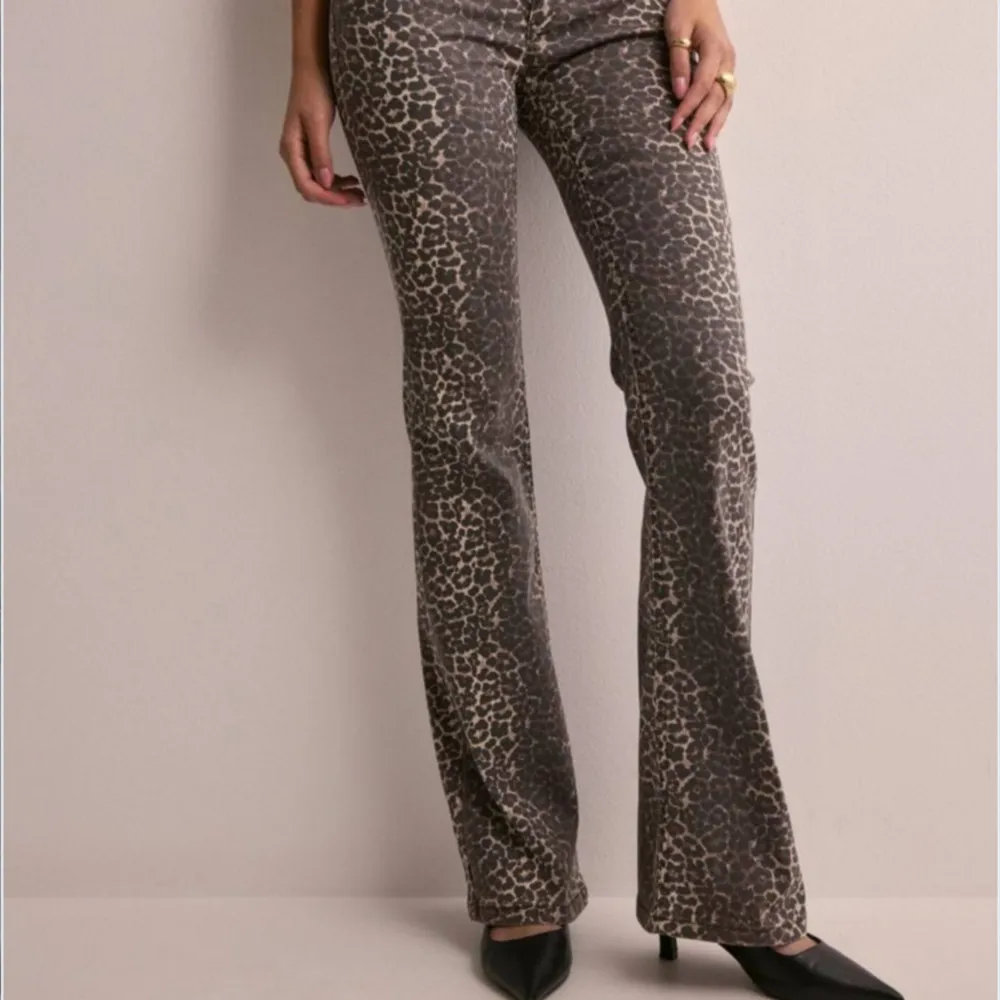 Low waist skit snygga leopard jeans från Nelly! Jätte bra skick och sitter jätte fint, passar perfekt på mug som är 164. . Farkut & Housut.
