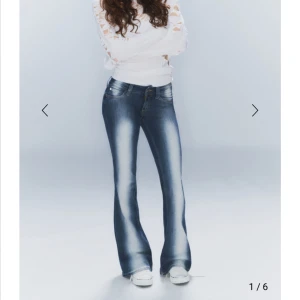 Skit snygga jeans - Jätte snygga blåa jeans från weekday. Använda fåtal gånger, väldigt bra skick! Storlek 24/32 men passar ca Xs.🥰