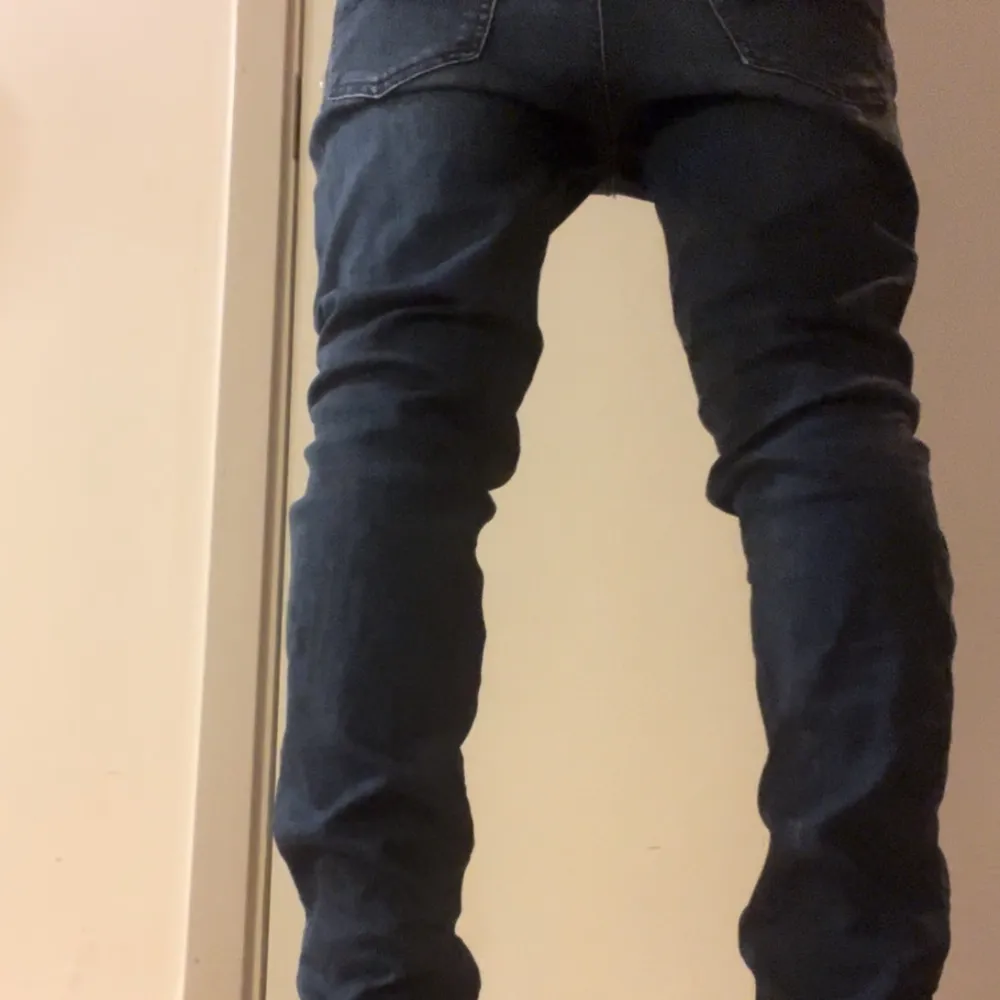 Dom är 163 i längde och modellen är slim fit dom. Jag säljer dom för dom är försmå  Färg marinblå Inga skador . Jeans & Byxor.