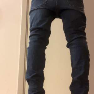 Dom är 163 i längde och modellen är slim fit dom. Jag säljer dom för dom är försmå  Färg marinblå Inga skador 