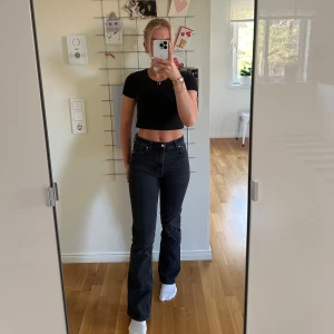 Jeans  - Säljer dessa jeans från hm. Kommer inte till användning längre men så fina.  ( 2 små fläckar som ni kan se på bild 3.) Stl. 34, midwaist & svart/urtvättad färg Köpta för 349kr