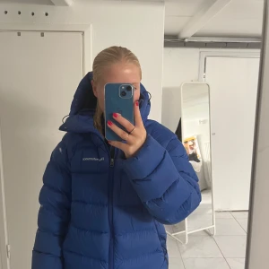 Stor mjuk varm och skön dunjacka  - Min favorit jacka, älskar den och den är så så varm! Från peak och därav i högkvalitet utan större defekter!!! Storlek M men på mig är den lagom oversize (bär vanligtvis s)