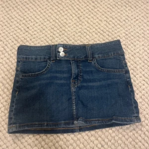 Minikjol - Lågmidjad minikjol från H&M  🥰andvänd bara någon enstaka gång så den är som ny