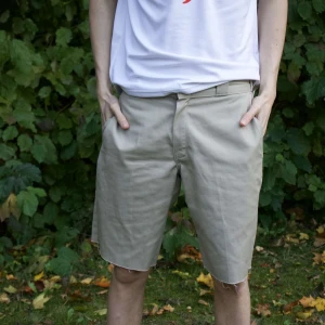 Dickies shorts - Säljer ett par beige shorts i bomull. De har en normal passform och är perfekta för sommardagar. Shortsen har en klassisk design med fickor och knappstängning. Perfekta för en avslappnad stil!