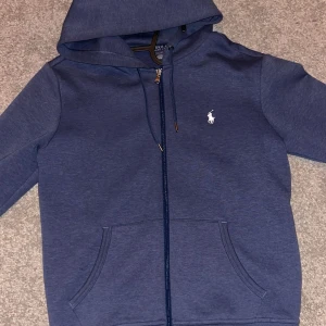 Polo zip up - Säljer denna feta polo zip up då den inte kommer till användning något mer, priset är inte hugget i sten.