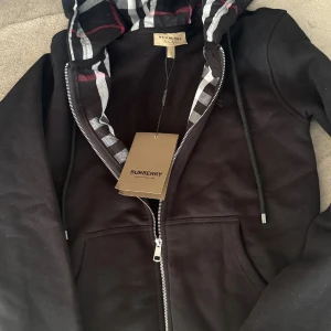 Burberry zip svart - Säljer min bb zip för ja använder den aldrig Storlek M 