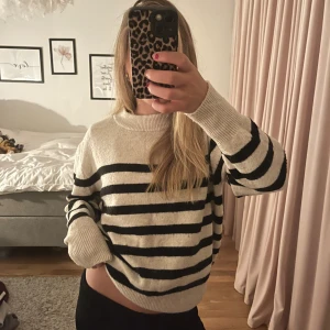 Stickad tröja  - Säljer denna sköna stickade tröjan som är perfekt nu under hösten💋 säljer en likadan i svart om ni skulle vara intresserade🥰