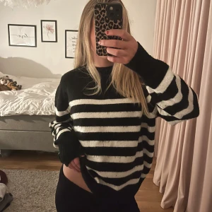 Stickad trlja - Säljer denna sköna stickade tröjan som är perfekt nu under hösten💋 säljer även en i beige om ni är intresserade 💞