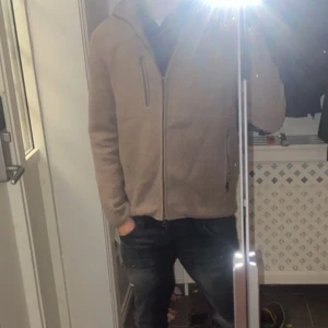 John Henric höst jacka S - En riktigt fin och stilren jacka inför hösten och tidig vinter. Inga hål eller slitage på jackan. Fler bilder går att få. 