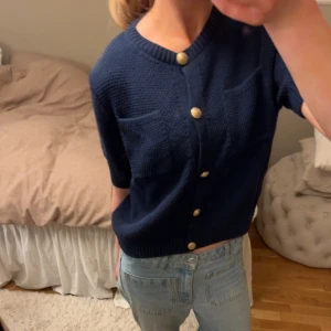 Tröja - Sååå söt kortärmad kofta från Zara med knappdetaljer!! Storlek M men skulle säga att den är mer som en S🫶