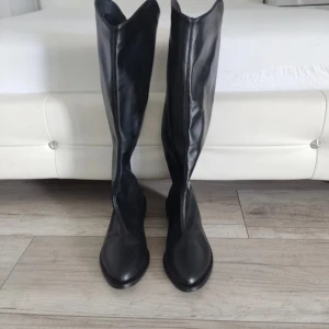 Stövlar - Mycket fint skick🌟 Knappt använda! Storlek 39 men sitter som 37-38