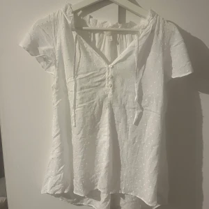 Supersöt somrig blus! - Jättefin topp med fina detaljer. Storlek 38💞💞