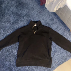 Zara half zip up  - Svart half zip up bra skick, den är inte använd jätte länge för fler frågor eller annat skriv i dm