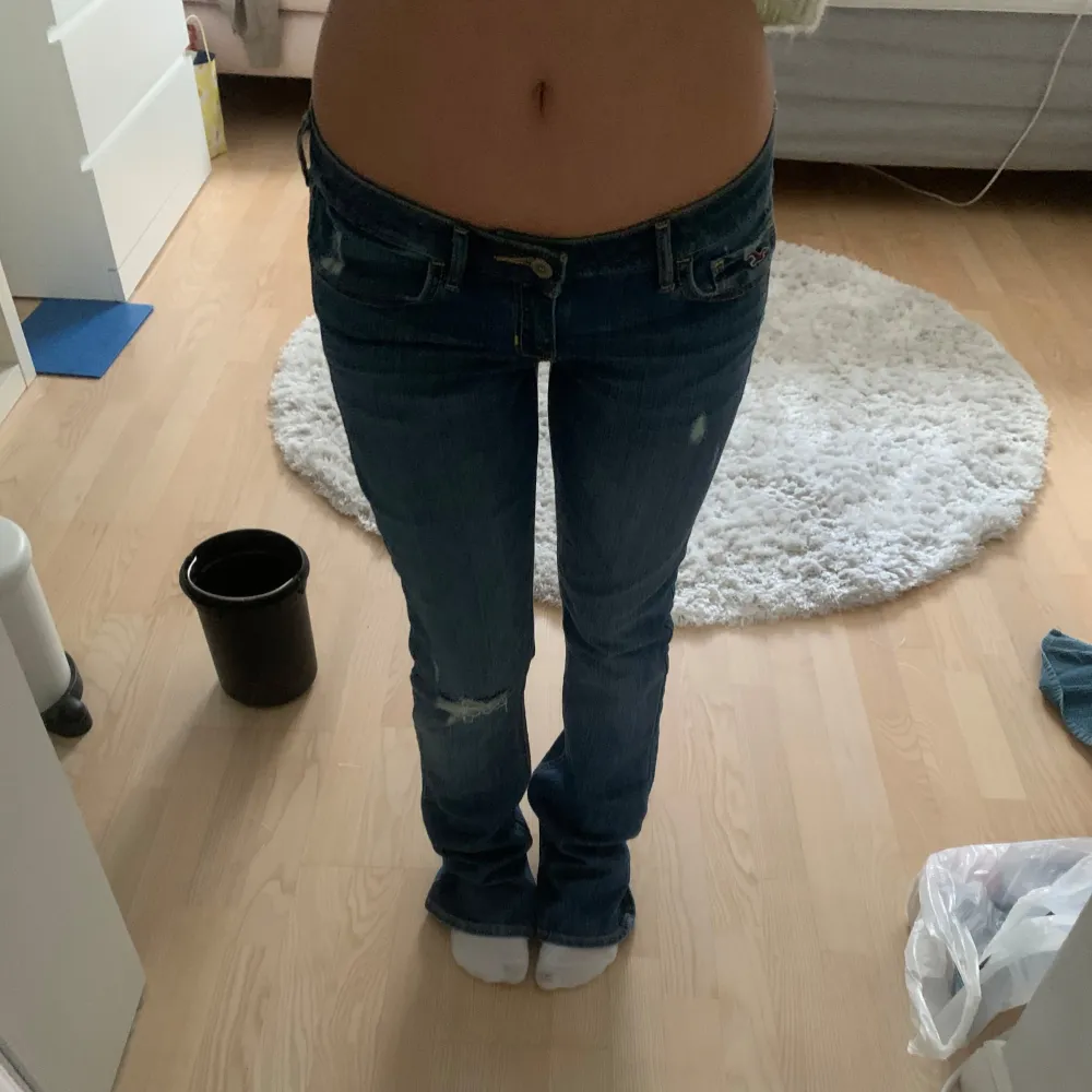 As snygga jätte low och bootcut jeans för de inte passar längre! Midjemått 39 cm och Innerbenslängden 79 cm🥰🥰. Jeans & Byxor.