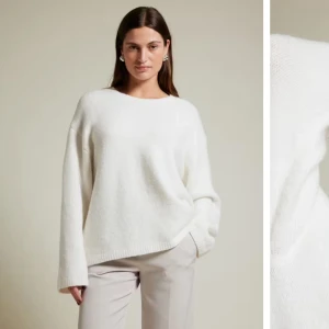 Stickad tröja - Vit stickad tröja från Bikbok, knappt använd. Storlek S men passar xs-m beroende på hur man vill att den ska sitta. 🩷tveka inte på att höra av er. Har en exakt likadan i svart också om det skulle vara intressant!